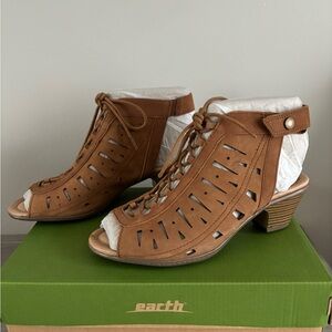 NEW IN BOX EARTH NUBUCK LACE-UP SANDALS SIZE 8